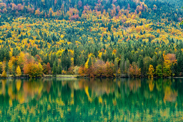 Herbstliche Stimmung am Walchensee in Oberbayern