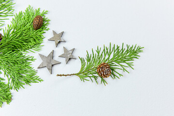 Fototapeta na wymiar Tannengrün mit Zapfen und Sternen auf weißem Hintergrund - Weihnachten natürlich dekorieren, Weihnachtsdeko