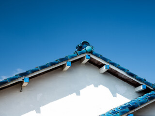 青空と日本の民家の青い屋根