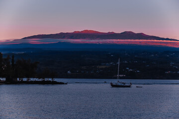 Fototapeta na wymiar Sunrise in Hilo Bay, Hawaii
