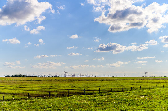 Windr&auml;der am Horizont