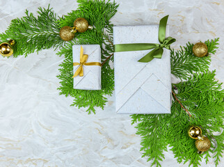 Weihnachtsdekoration ,it Geschenk, Sternen, Tannengrün und Weihnachtskugeln auf marmoriertem...