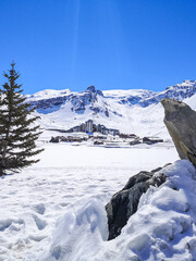 Obraz premium Le Val Claret à Tignes en Savoie (73) avec le lac enneigé juste devant