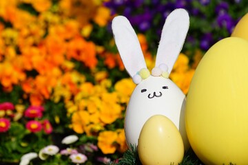 イースターエッグでデコレーションした黄色の花壇