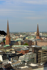 Fototapeta na wymiar Blick auf die Stadt von Mahnmal St. Nikolai in Hamburg, Deutschland 