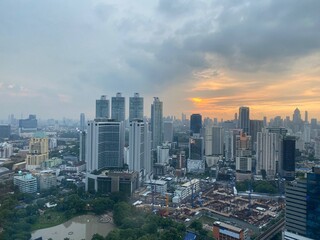 Obraz premium Sunset view across EM Sphere construction site towards Bangkok city centre from a high angle