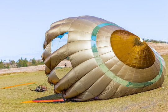 Atterrissage d&rsquo;un parachutiste militaire 