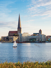 Blick auf die Hansestadt Rostock mit Petrikirche, Nikolaikirche und Silohalbinsel