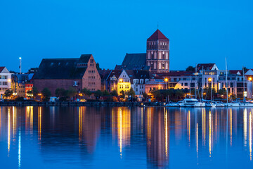 Blick über die Warnow auf die Hansestadt Rostock zur Blauen Stunde