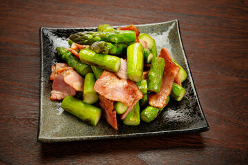 アスパラガスとベーコンの炒め物