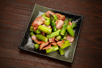 アスパラガスとベーコンの炒め物