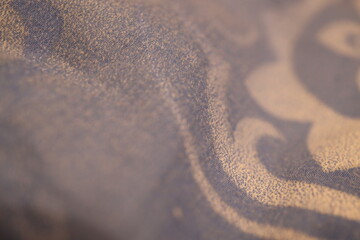 Ein blauer Textil mit einer weißen Verzierung aus der Nähe fotografiert.