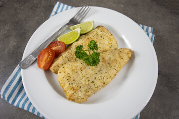 filet de poisson meunière cru dans une assiette