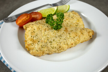 filet de poisson meunière cru dans une assiette