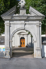 Eingangstor zur Stiftsschule, Benediktinerkloster, Engelberg, Kanton Obwalden, Schweiz © tauav