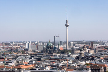 Blick über Berlin mit Alexander Turm, Berliner Dom, Stadtschloss, rotem Rathaus, und franzözischem Dom