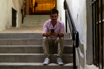 Hombre joven adolescente hablando por telefono movil y haciendo fotos selfies