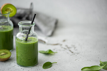 green spinach, banana and kiwi smoothie