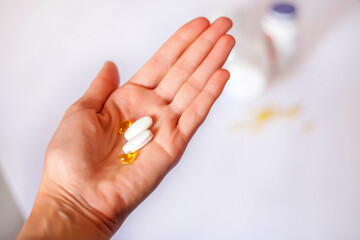 Medicine pills on the hand. Medicines in hand.
Hold the tablet with your fingers.