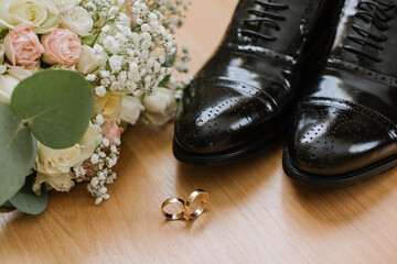 Grooms shoes with bouquet, rings and wedding accessories