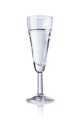 ein Glas mit Tequila isoliert auf weiß