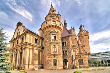 Fototapeta na wymiar Pałac w Mosznej (niem. Schloss Moschen) – zabytkowa rezydencja położona we wsi Moszna, w województwie opolskim.