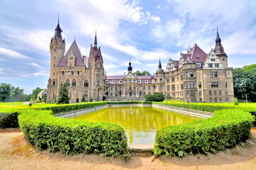 Pałac w Mosznej (niem. Schloss Moschen) – zabytkowa rezydencja położona we wsi Moszna, w województwie opolskim. - obrazy, fototapety, plakaty
