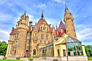 Fototapeta na wymiar Pałac w Mosznej (niem. Schloss Moschen) – zabytkowa rezydencja położona we wsi Moszna, w województwie opolskim.