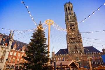 Foto op Plexiglas Traditional Christmas market in Europe, Bruges, Belgium. Main town square with decorated tree and lights. Christmas fair concept © kite_rin