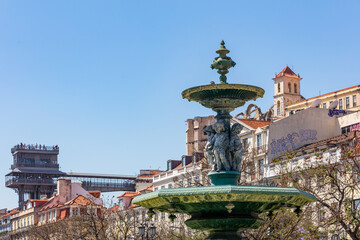 Fototapeta na wymiar Brunnen auf dem Rossio Platz in Lissabon