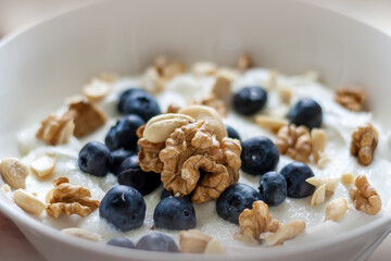 Ein Frühstück mit Quark, Walnuss und Blaubeeren