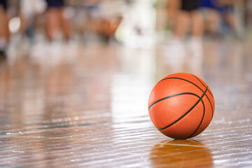明るい体育館とバスケットボール
