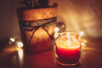 stimmungsvolle Weihnachts Dekoration mit einer Kerze im Glas 
