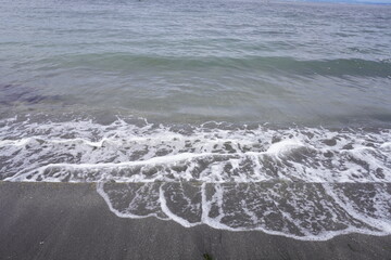 波と砂浜