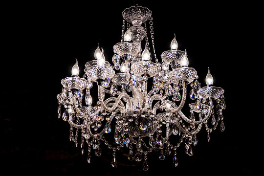 Leuchtender Kronleuchter aus Kristall, mit schwarzen Hintergrund