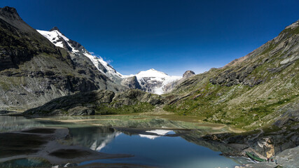 Fototapeta na wymiar Europe top 10 best hiking trails with glacier and alpine lake with crystal clear blue lake and sky