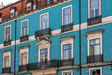 Fototapeta na wymiar Türen und Fenster in Lissabon