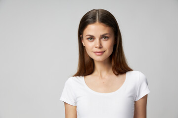 Obraz premium Pretty woman looking ahead smile cropped view white t-shirt 