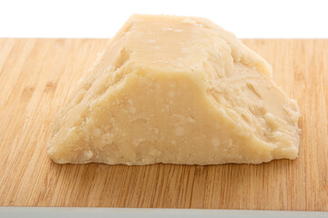 Parmesan sur plateau bois.