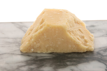 Parmesan sur plat marbre.