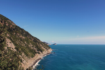 Obraz premium Costa scoscesa di Punta Persico con orizzonte e cielo