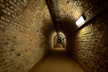 Ein alter gemauerter Tunnel