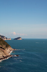 Baia di Portovenere con costa isola del Tino e cielo