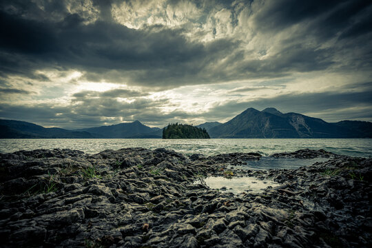 Das schroffe Ufer des Walchensees unter dunklen Gewitterwolken
