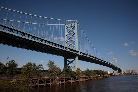 View of suspension The Benjamin Franklin Bridge crossing the Delaware River connecting Camden New Jersey from Philadelphia, Pennsylvania, USA © CYSUN