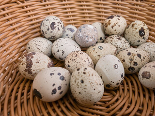 Obraz premium Quail eggs on basket, eco product. Close-up view