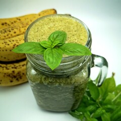 Grüner Smoothie mit Basilikum und Banane