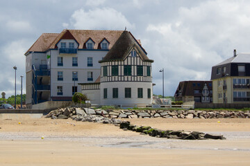 belle maison en bord de mer, devant la plage et le sable