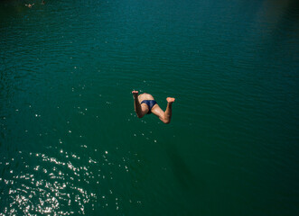 Hombre saltando a lago
