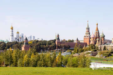 Obraz premium view of Kremlin from Zaryadye landscape urban public park on sunny autumn day